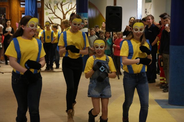 Itt a farsang áll a bál...