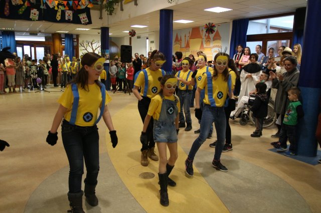 Itt a farsang áll a bál...