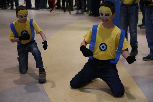 Itt a farsang áll a bál...