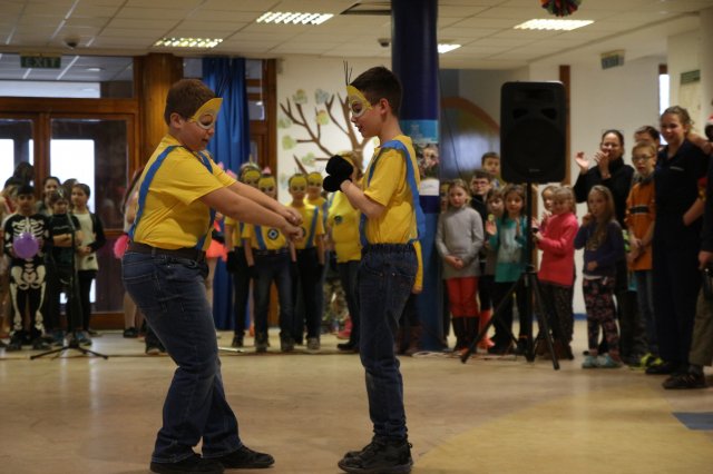 Itt a farsang áll a bál...