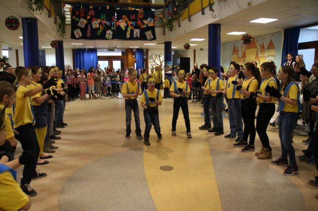 Itt a farsang áll a bál...