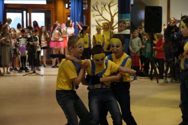 Itt a farsang áll a bál...