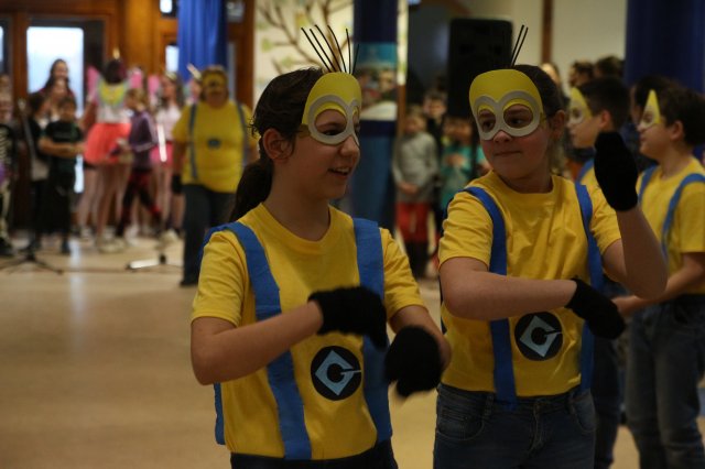 Itt a farsang áll a bál...