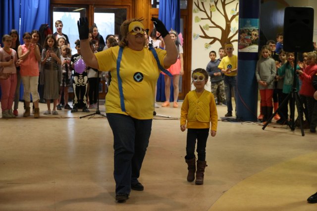 Itt a farsang áll a bál...