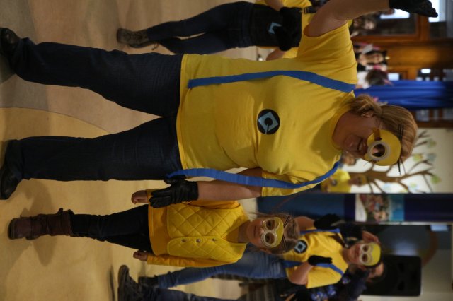 Itt a farsang áll a bál...