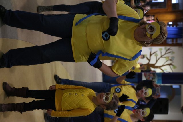 Itt a farsang áll a bál...