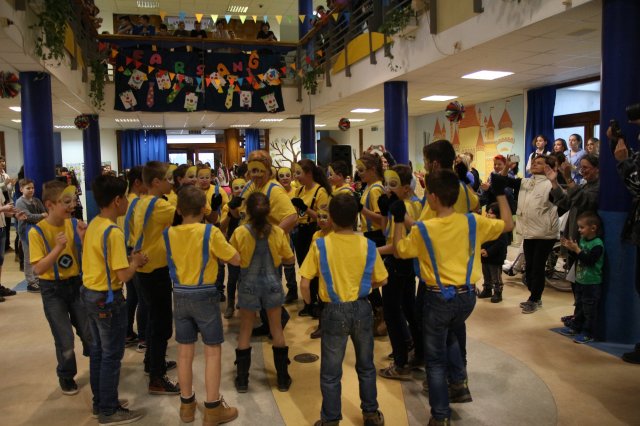 Itt a farsang áll a bál...