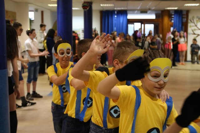 Itt a farsang áll a bál...