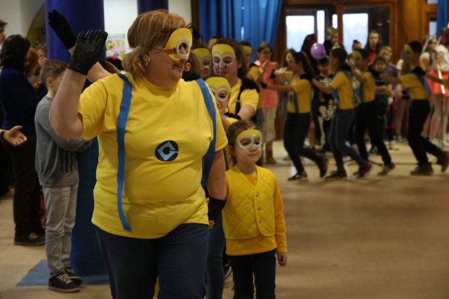 Itt a farsang áll a bál...