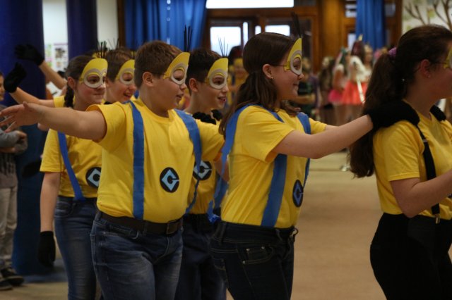 Itt a farsang áll a bál...