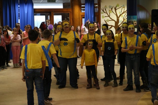 Itt a farsang áll a bál...