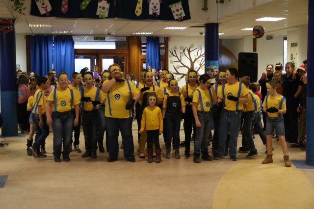 Itt a farsang áll a bál...