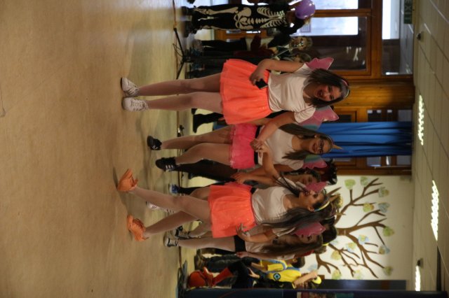 Itt a farsang áll a bál...