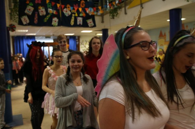 Itt a farsang áll a bál...