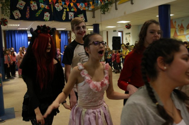 Itt a farsang áll a bál...