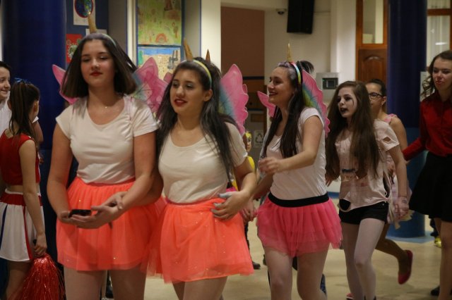 Itt a farsang áll a bál...