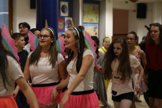 Itt a farsang áll a bál...