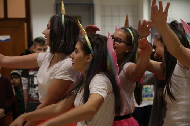 Itt a farsang áll a bál...