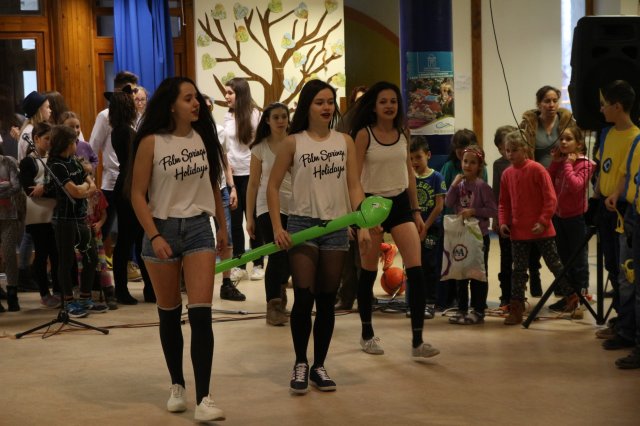 Itt a farsang áll a bál...