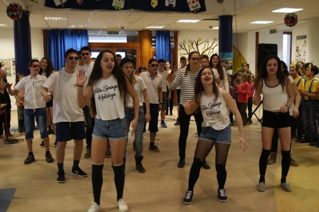 Itt a farsang áll a bál...