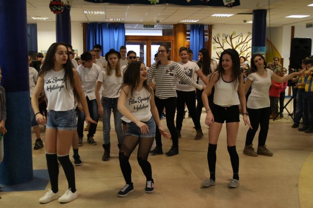 Itt a farsang áll a bál...