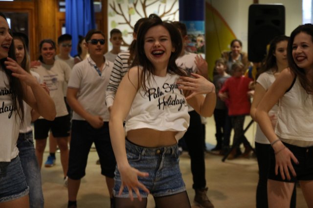 Itt a farsang áll a bál...