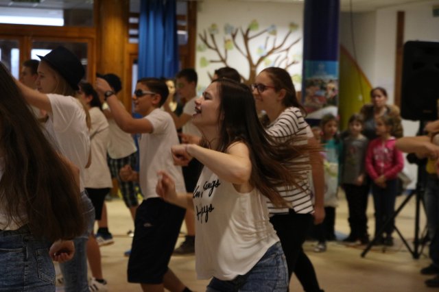 Itt a farsang áll a bál...