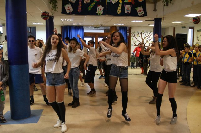 Itt a farsang áll a bál...