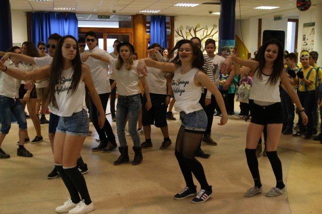 Itt a farsang áll a bál...