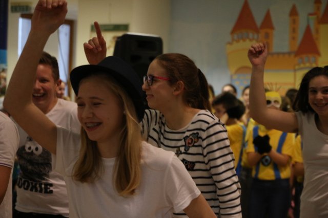 Itt a farsang áll a bál...