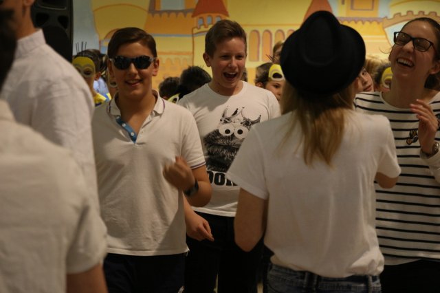 Itt a farsang áll a bál...