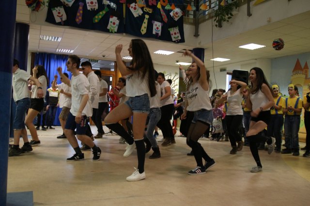 Itt a farsang áll a bál...