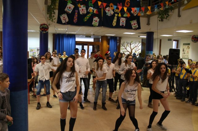 Itt a farsang áll a bál...