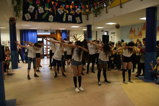 Itt a farsang áll a bál...