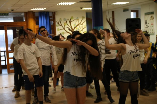 Itt a farsang áll a bál...