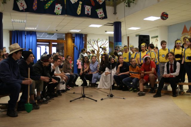 Itt a farsang áll a bál...