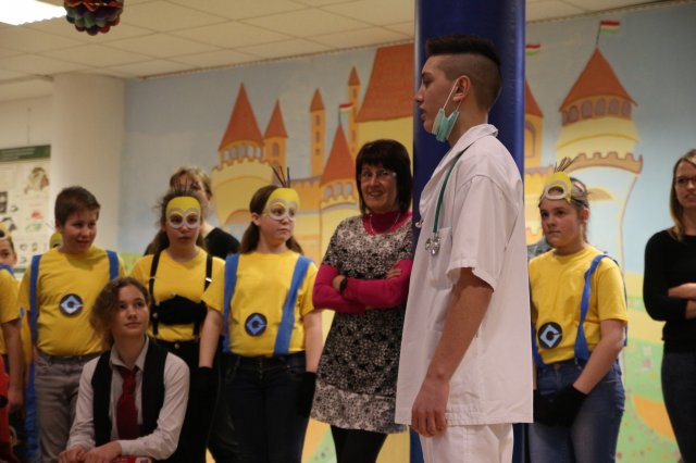 Itt a farsang áll a bál...