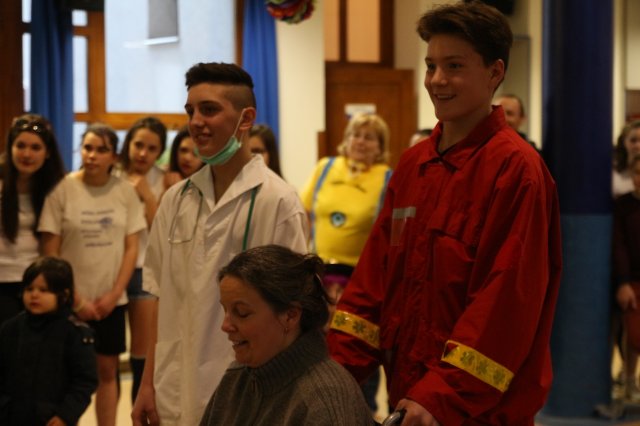 Itt a farsang áll a bál...