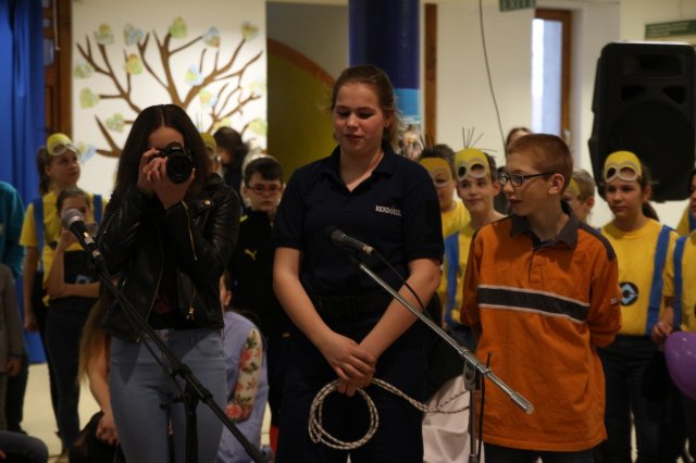 Itt a farsang áll a bál...