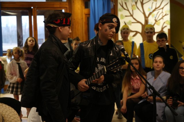 Itt a farsang áll a bál...