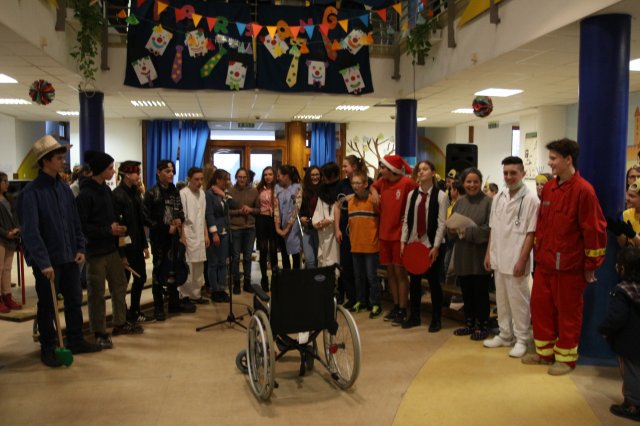 Itt a farsang áll a bál...