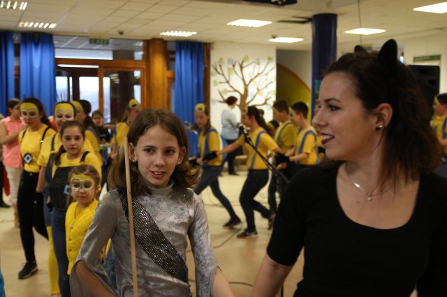 Itt a farsang áll a bál...