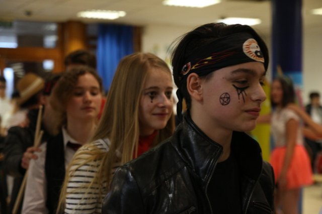 Itt a farsang áll a bál...