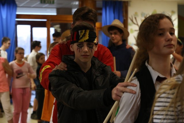 Itt a farsang áll a bál...