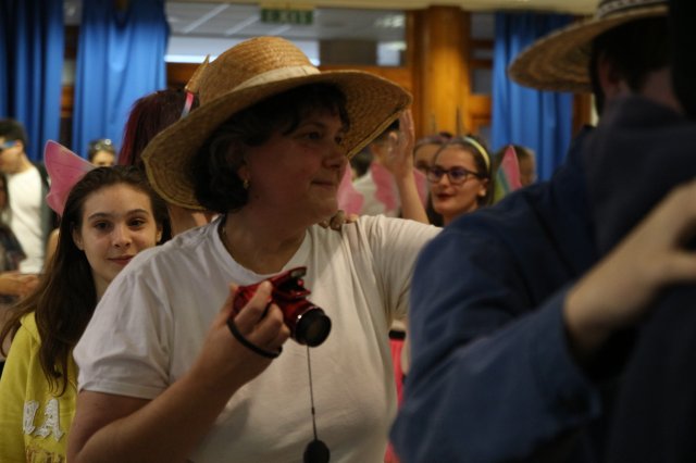 Itt a farsang áll a bál...