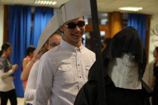 Itt a farsang áll a bál...