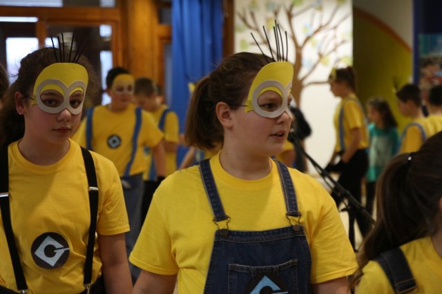 Itt a farsang áll a bál...