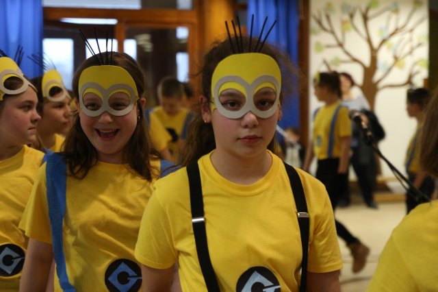 Itt a farsang áll a bál...