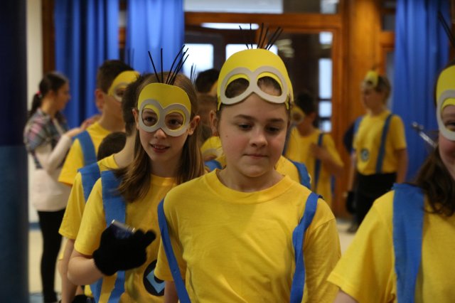 Itt a farsang áll a bál...