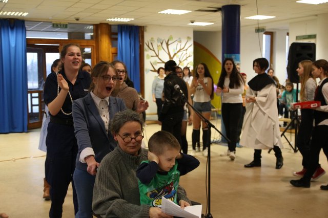 Itt a farsang áll a bál...